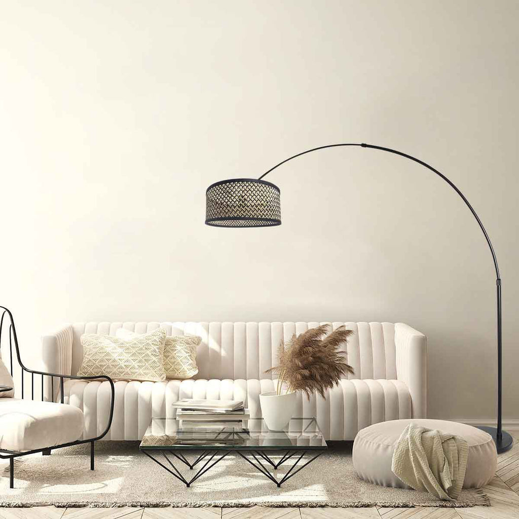 Zwarte vloerlamp / booglamp met bamboe/houten lampenkap