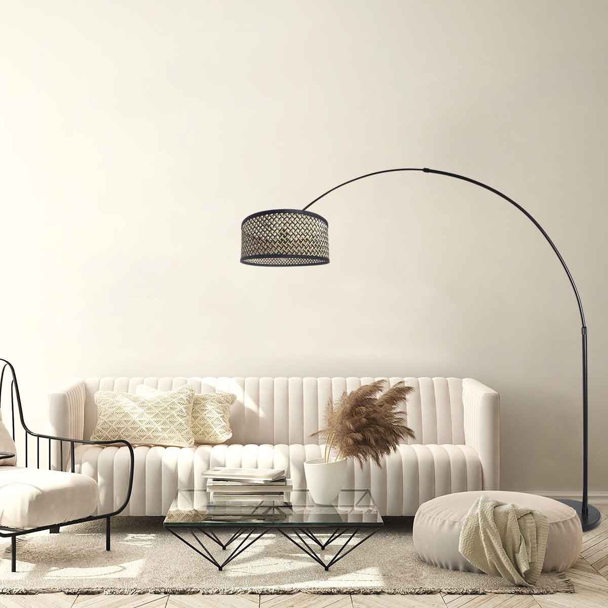 Zwarte vloerlamp / booglamp met bamboe/houten lampenkap