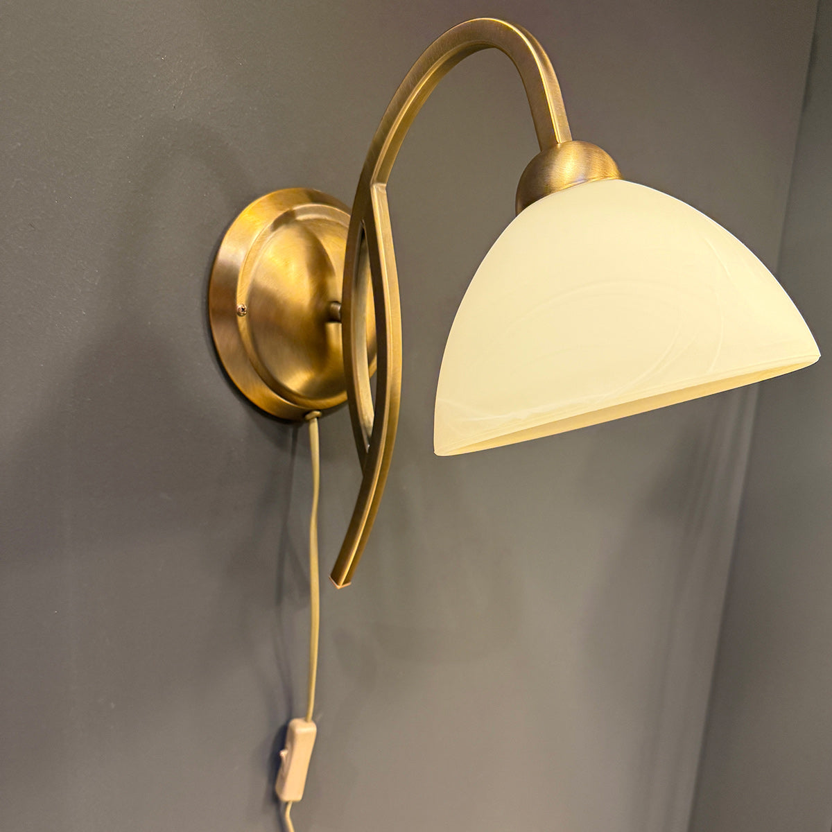 Anthea 4328BR – klassieke wandlamp met marmerlook glas
