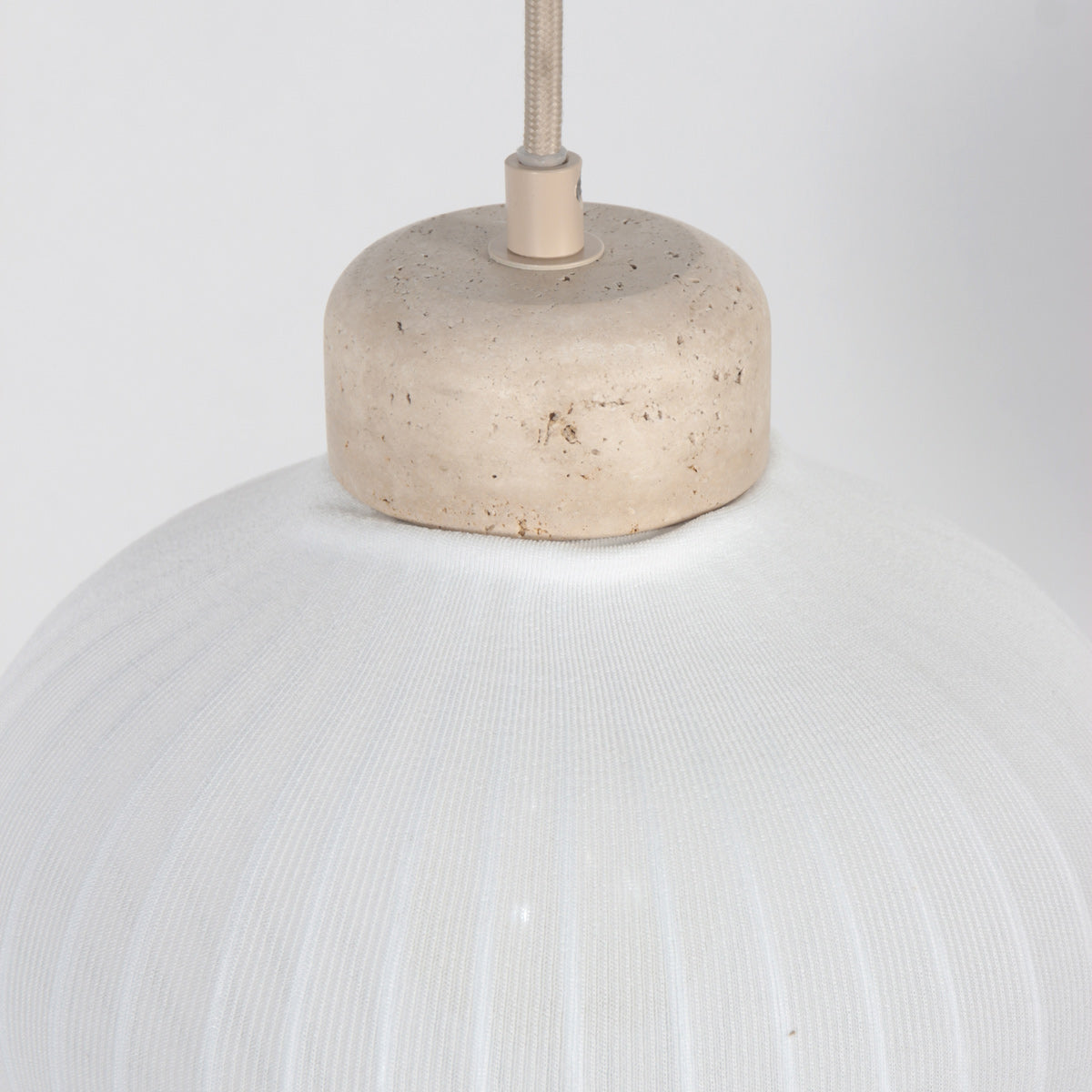 Travino 4599CR hanglamp – linnen & travertin, stijlvol boven tafel