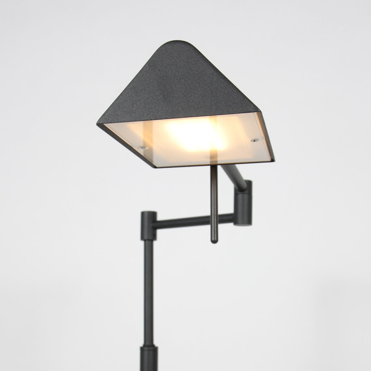 Leeslamp GlowGo 4603ZW – zwarte vloerlamp met accu en verstelbare arm