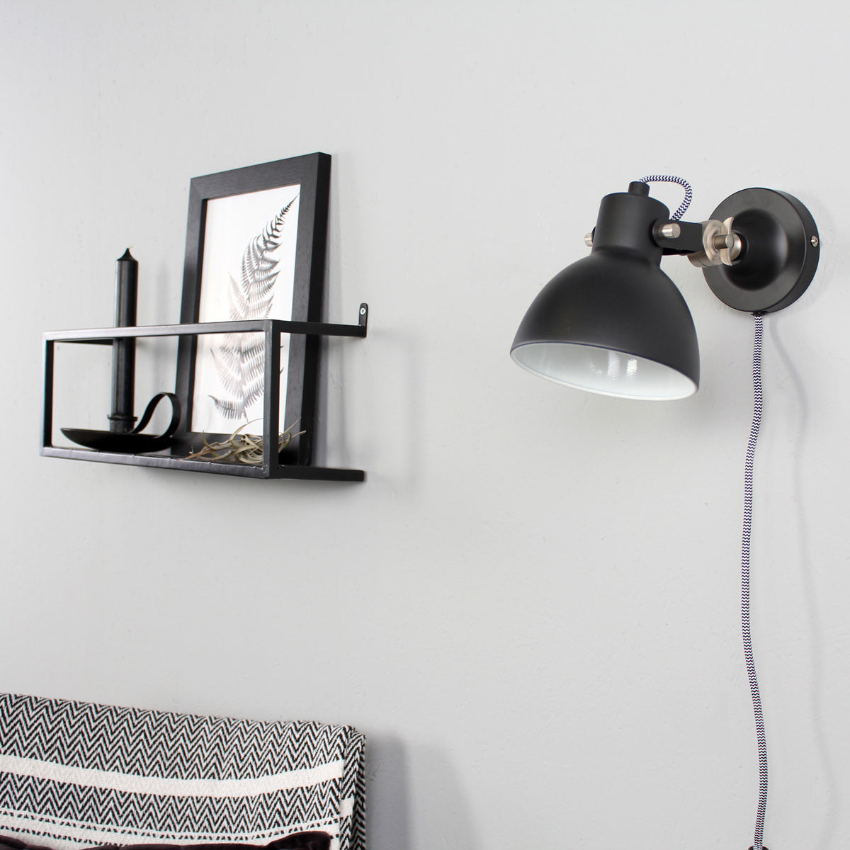 Zwarte stoere wandlamp Cera 7647ZW met kleine fitting E14