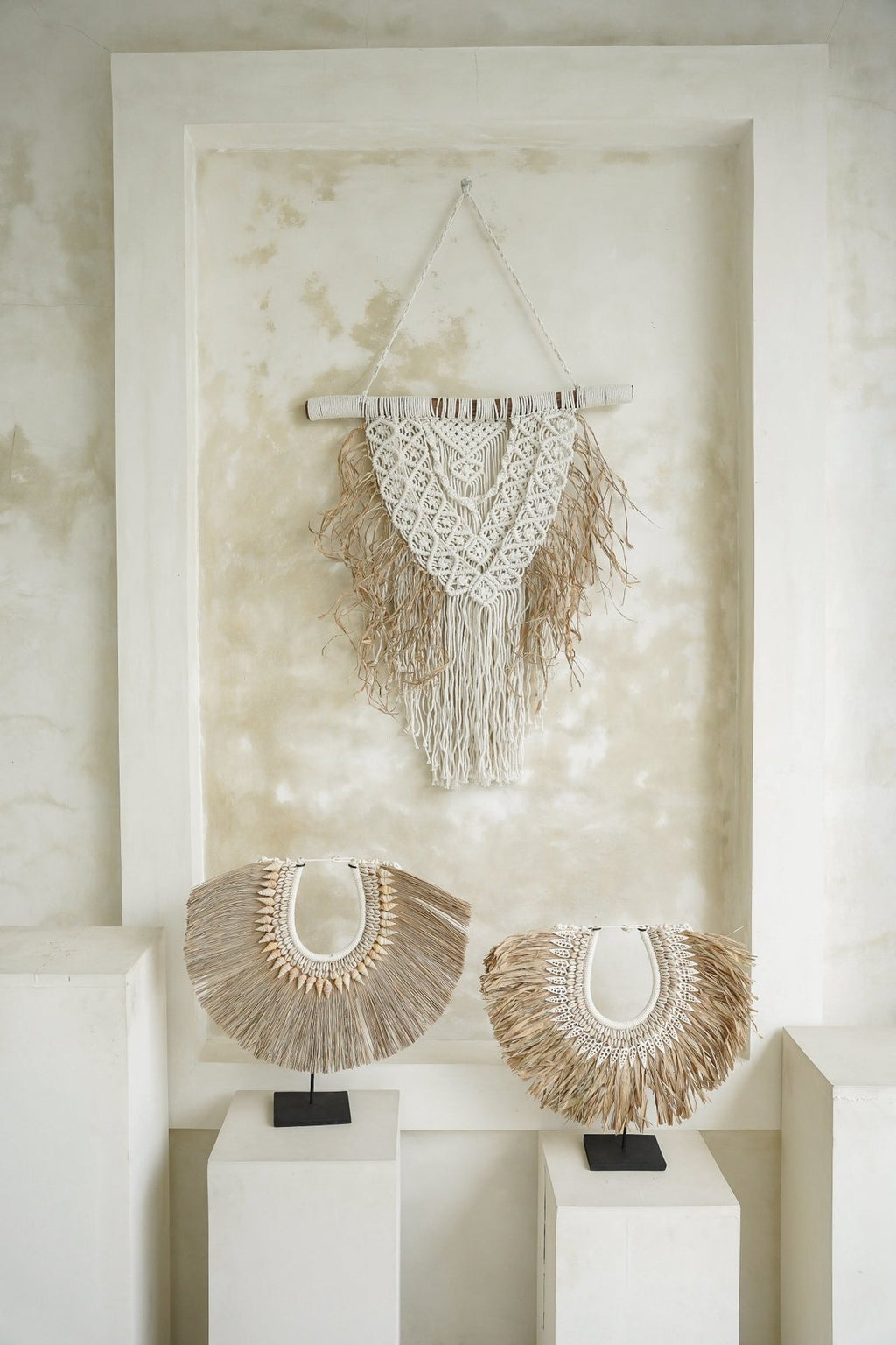 Zeegras hanger op standaard - The Messy Raffia Shell On Stand